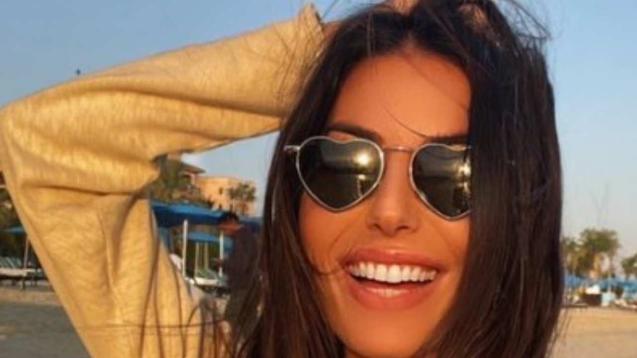 Elisabetta Gregoraci saluta il nuovo anno tra piume e trasparenze. Trés Chic!