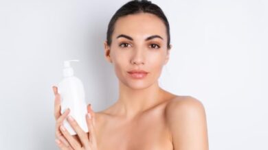 Latte detergente: i 5 migliori struccanti per una skincare delicata