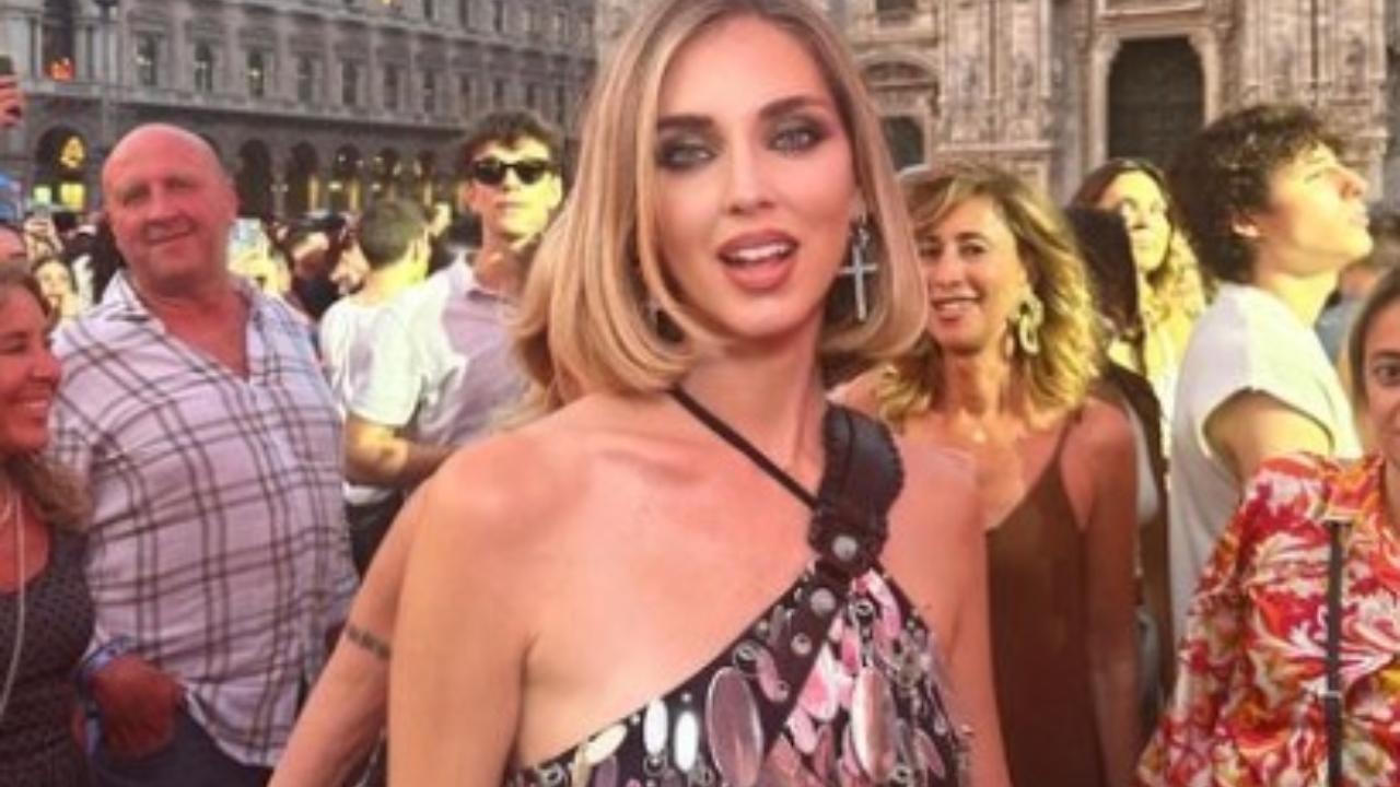 Chiara Ferragni, Groupie Hard al Love Mi con il top metallizzato e la super Mini!