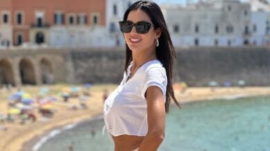 Elisabetta Gregoraci, il trikini con stampa geometrica è di super tendenza: che stile!