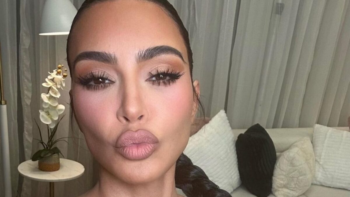 Kim Kardashian, il look vedovile alla sfilata di Dolce&Gabbana è un chiaro attacco a…