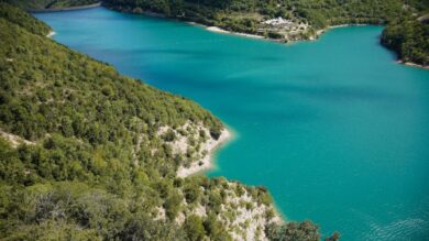 Marche, 4 location uniche sul Lago di Fiastra per un viaggio tra Borghi e Castelli