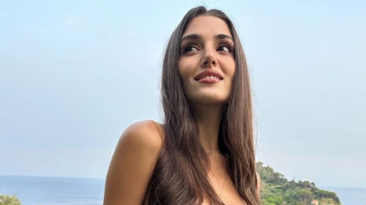 Hande Ercel, i Look super Glamour della star turca per l’estate in Grecia