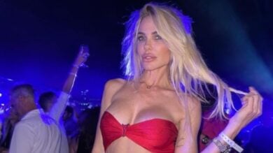 Ilary Blasi, regina di Sensualità: l’abito glitter con la schiena nuda è super Hot