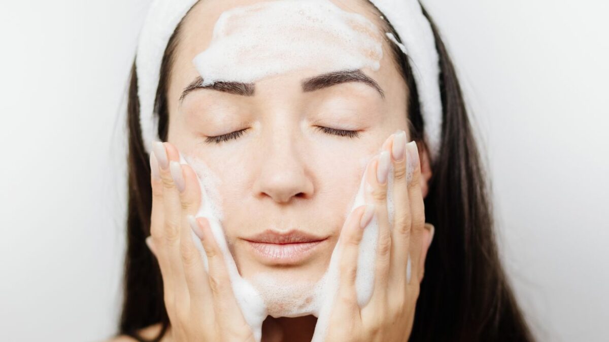 Doppia detersione: 10 cose da sapere sul segreto di bellezza della Skincare Coreana