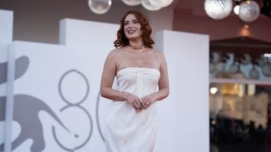 Bella Thorne a Venezia 80, beauty look pazzesco ma l’abito bianco è un Flop: Fan durissimi!