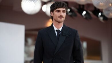 Jacob Elordi bello e dannato al Festival di Venezia: fan in delirio per l’Elvis di Priscilla