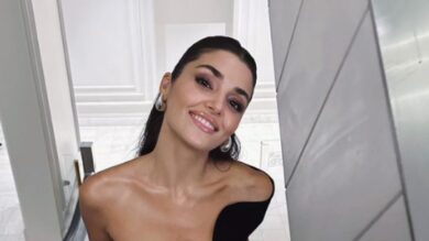 Hande Ercel è una Dea con l’abito di Maison Valentino, il Look prezioso e super Lusso