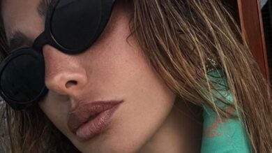 Belen Rodriguez cavalca il Trend nel Nude Look, gli accessori fanno la differenza