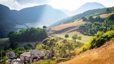 In questo Borgo delle Marche c’è un “sentiero delle acque” che a Natale diventa fiabesco…