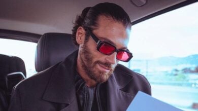 Can Yaman indossa il Trench sopra la giacca Biker, che stile! (FOTO)