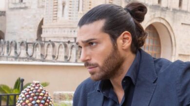 Can Yaman, il look per Viola come il Mare 2 è da vero Latin Lover