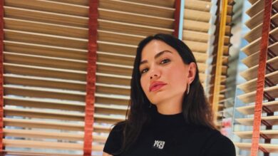 Demet Ozdemir, il look con giacca Biker tutto da copiare (FOTO)