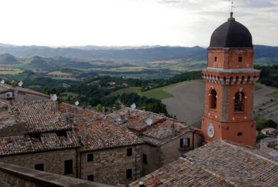 Lo chiamano “la svizzera delle Marche”, un piccolo borgo verde che vi lascerà incantati..