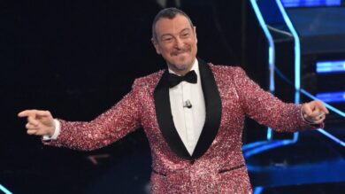 Sanremo 2024, anche Amadeus cede al trend Barbiecore: il look della quarta serata