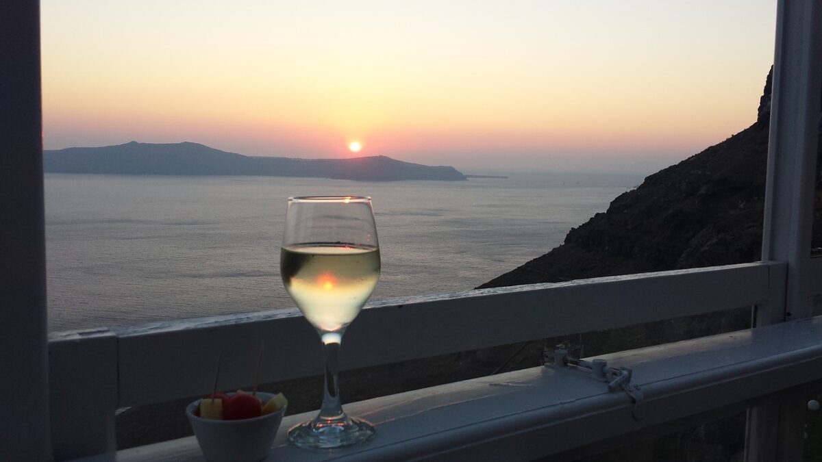Dove fare un indimenticabile aperitivo al tramonto sul litorale romano: 3 location davvero suggestive