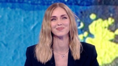 Chiara Ferragni, Look minimal e il ciondolo dedicato ai figli: così si presenta a Che Tempo che Fa