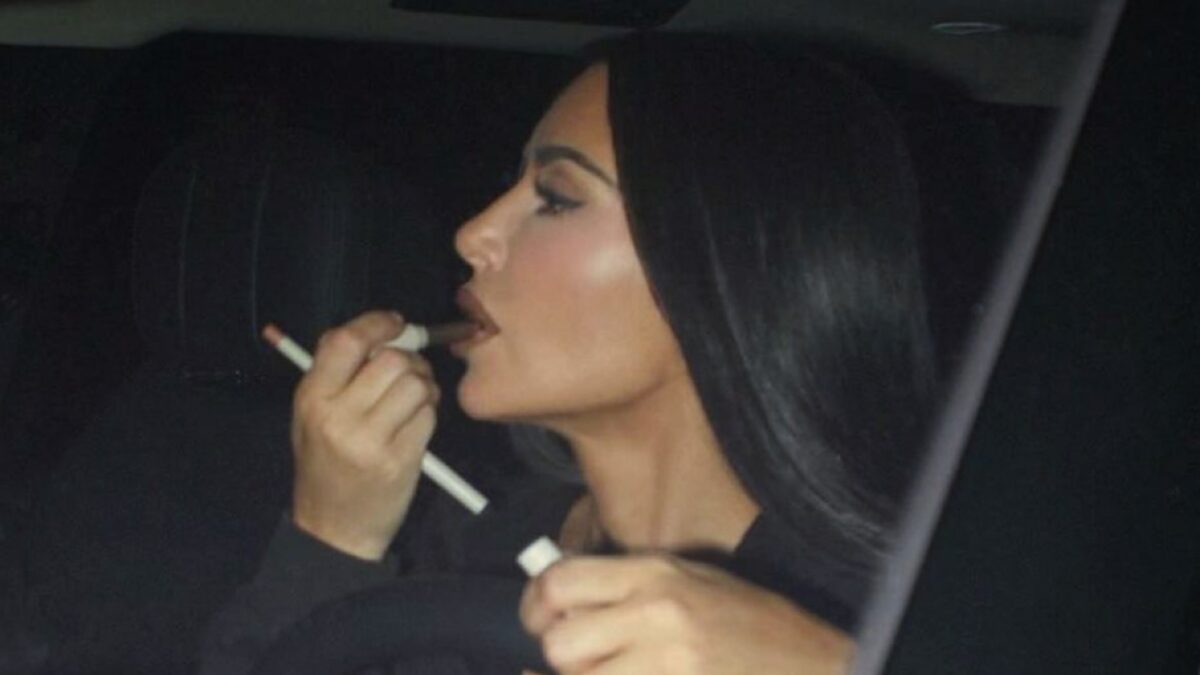 Kim Kardashian alla sfilata Balenciaga con l’abito con il Cartellino, la nuova moda del momento