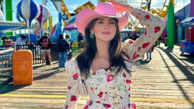 Valentina Ferragni, abito floreale e maxi cappello rosa Barbie: che Look