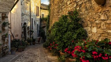 Lo chiamano il borgo dei fiori ed è una vera bellezza umbra da scoprire adesso