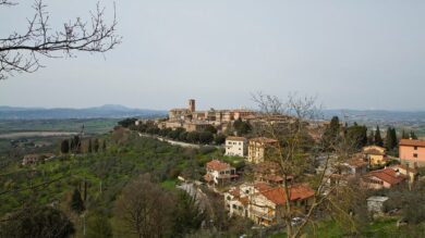 Sulla sponda orientale del Tevere sorge un borgo etrusco che è una vera favola