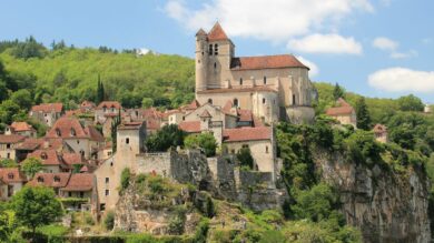 Il borgo più bello della Francia è una piccolissima perla da scoprire in primavera