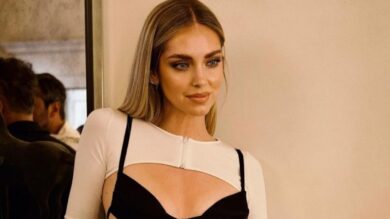 Chiara Ferragni inaugura una nuova Era, look super sexy e intimo in bella vista