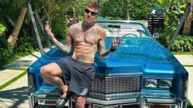 Fedez al Coachella con gli “Occhiali Squalo”: che glamour