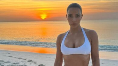 Kim Kardashian, mare cristallino e la particolare gonna Miu Miu che tutti vogliono: che Look