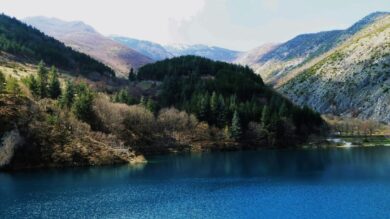 Un lago verde smerlado e tutta la bellezza degli Appennini, questo Borgo Abruzzese vi lascera senza fiato!