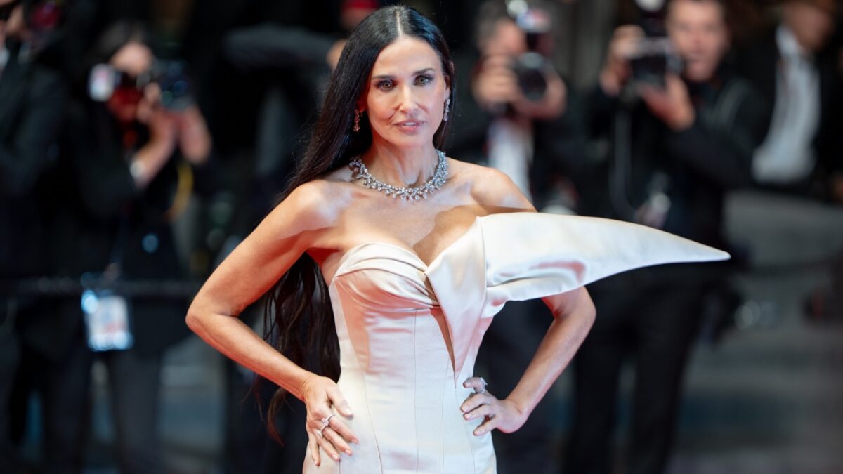 Cannes 2024, Demi Moore strega il red carpet in Schiaparelli Haute Couture (FOTO)