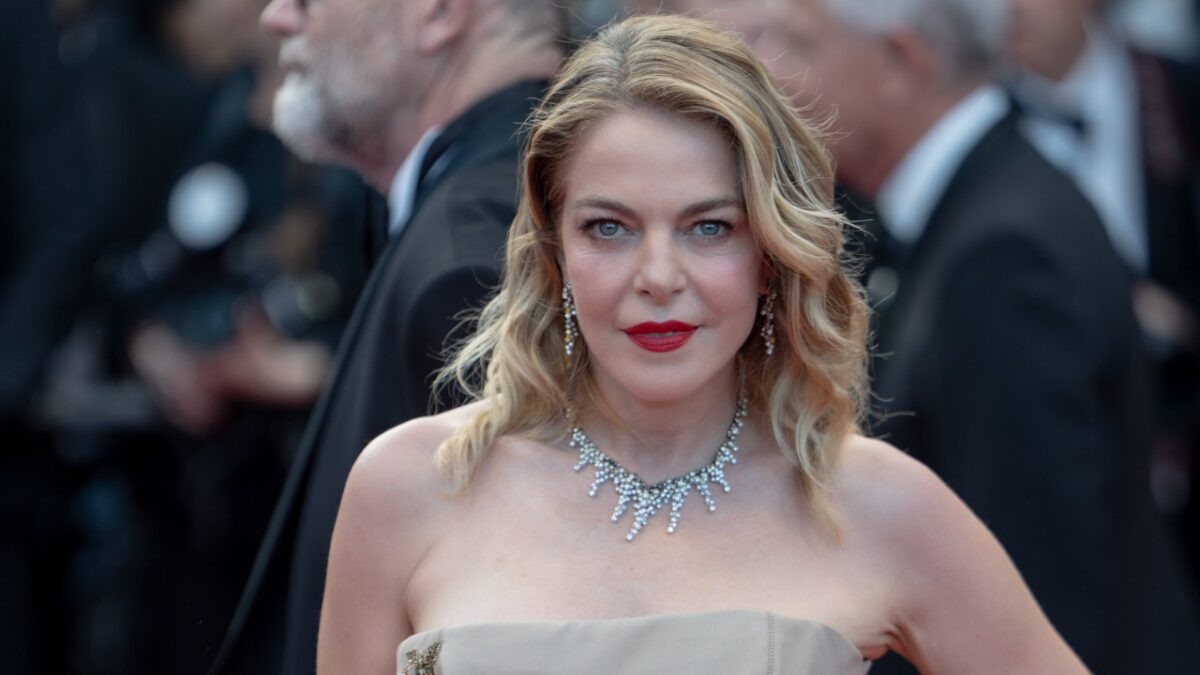 Lezioni di Stile a Cannes 2024: Claudia Gerini incanta con il beauty look Old Hollywood