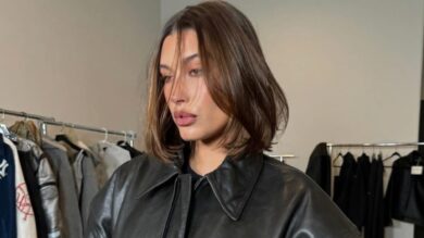 Hailey Bieber, completo gessato e gonna con spacco vertiginoso: look sensuale!