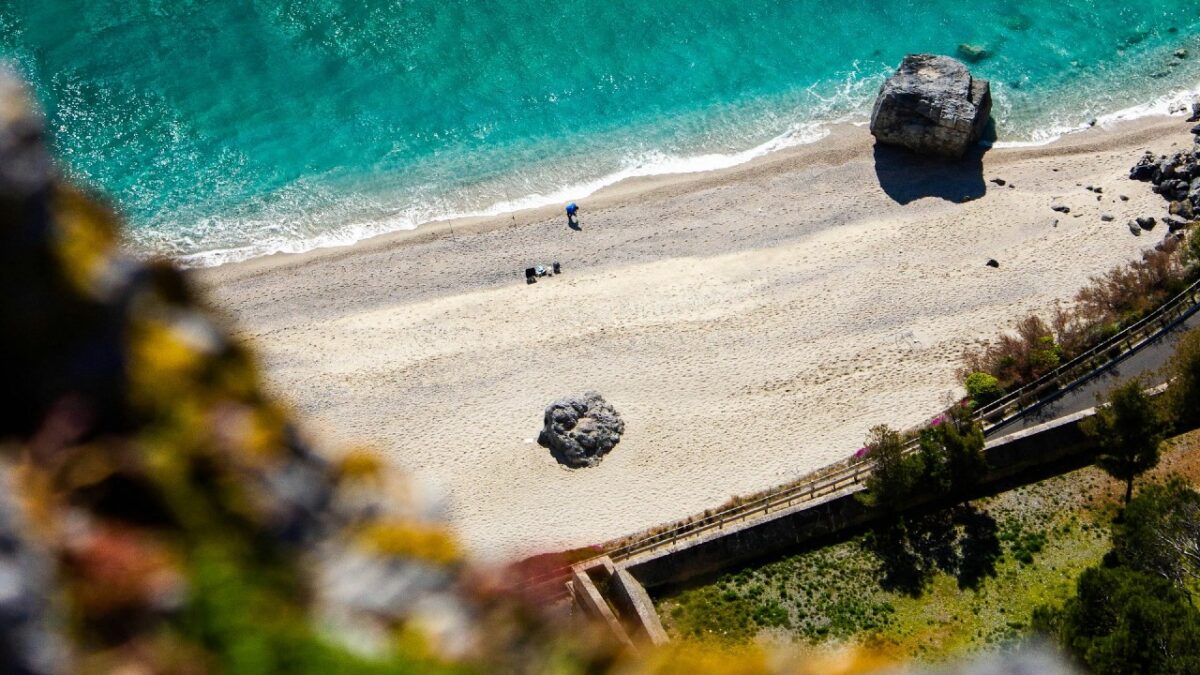 A due passi dall’incantevole Borgo di Varigotti c’è una delle spiagge nascoste più belle d’Italia…