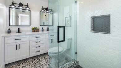 Come arredare un bagno bianco e renderlo originale: idee e consigli