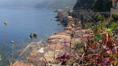 La chiamano la “Piccola Venezia del Sud” ed è un borgo calabro dal fascino assoluto