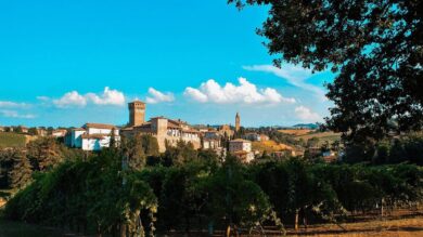 Un pittoresco Borgo tra le colline del Lambrusco con un Castello da fiaba davvero bellissimo