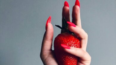 Unghie corallo, colore top a primavera: le migliori nail art a cui ispirarsi