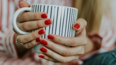 Manicure dopo i 50 anni: come trattare le unghie e scegliere i colori giusti