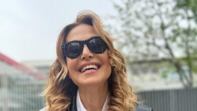 Barbara d’Urso sfoggia un Look super rock per le strade di Milano, guarda