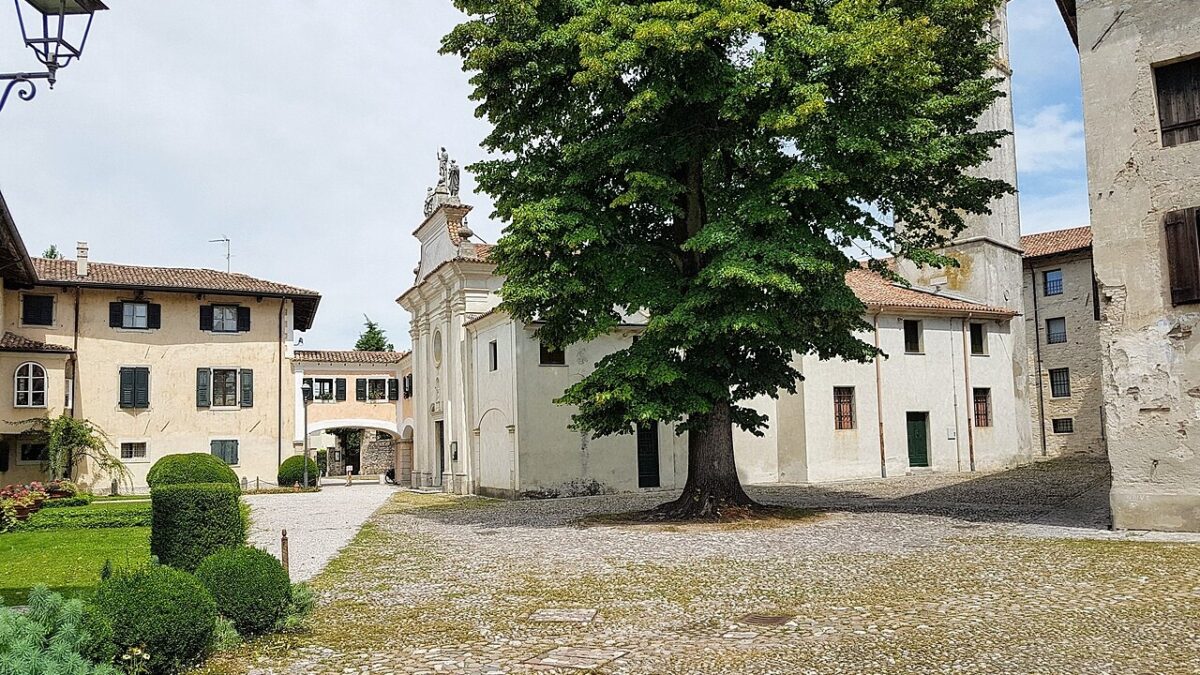 Un borgo del Friuli Venezia Giulia con due Castelli da fiaba con una particolarità unica