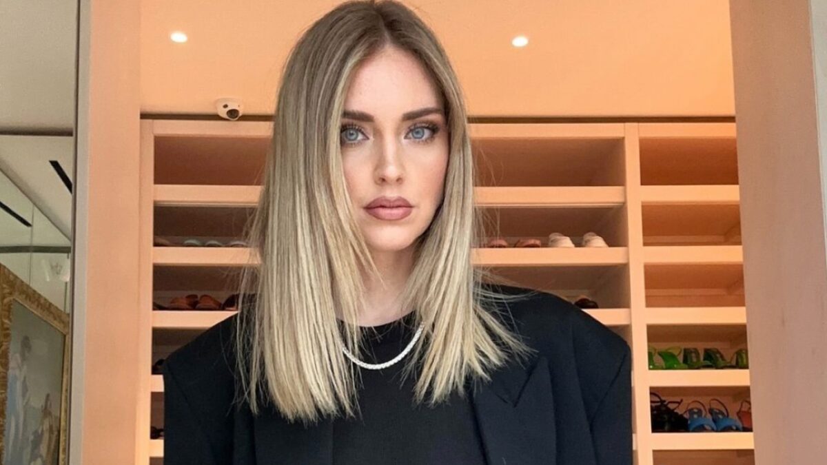 Chiara Ferragni, Look da businesswoman con il completo total black in stile Mannish