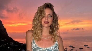 Chiara Ferragni si gode Capri con il Mini-Dress effetto velluto: che stile!