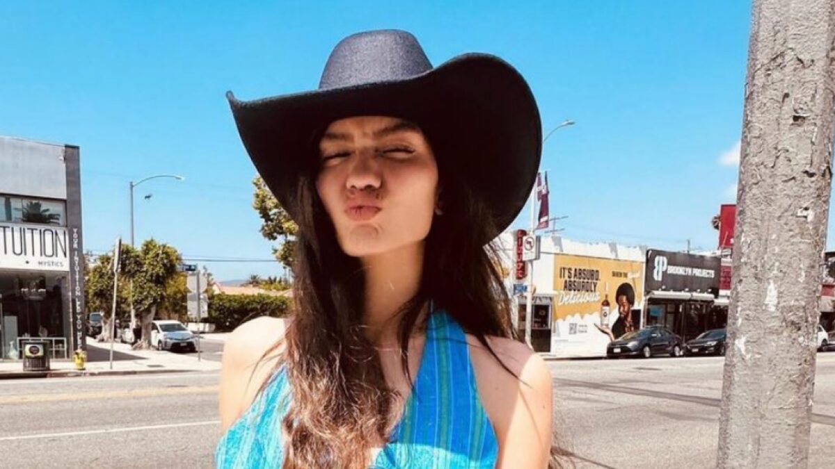 Demet Ozdemir, che stile a Los Angles con il completo di lino a righe (FOTO)