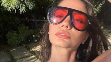 Demet Ozdemir, gli Occhiali da Sole a mascherina sono un Must Have della stagione!