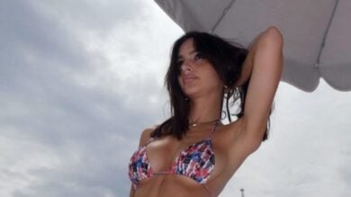 Emily Ratajkowski indossa il Bikini in giro per la città, così sponsorizza il suo nuovo brand