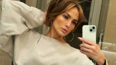 Jennifer Lopez, look sensuale da vera femme fatale: incanto in pelle rossa (FOTO)