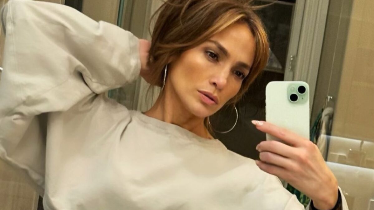 Jennifer Lopez, look sensuale da vera femme fatale: incanto in pelle rossa (FOTO)