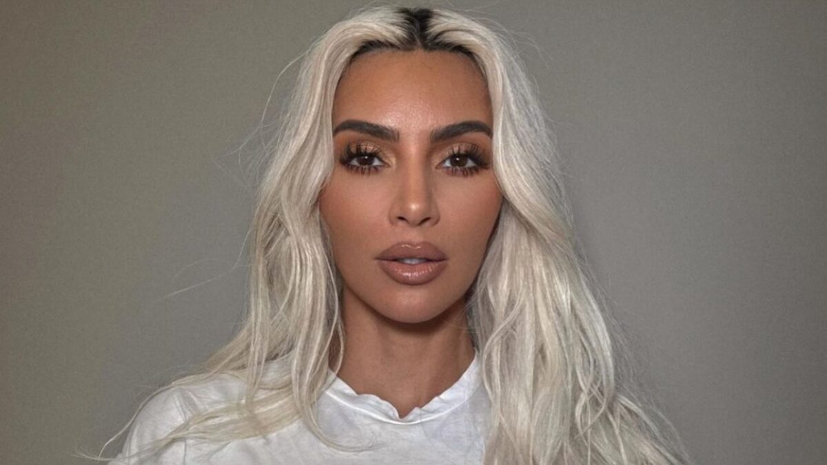 Kim Kardashian, Look boho chic per presentare la nuova collezione Make-Up