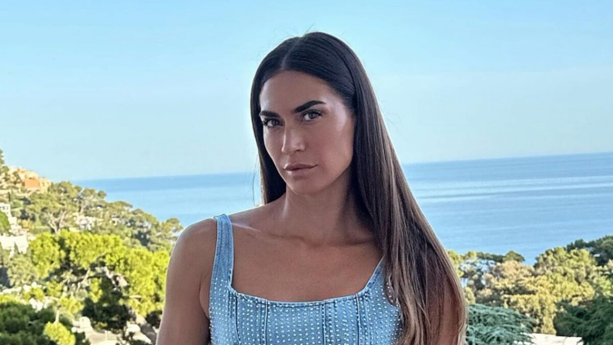 Melissa Satta, corsetto in Jeans per la sua vacanza a Capri: che look